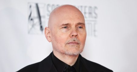 ينفتح بيلي كورغان من Smashing Pumpkins على إنجاب طفل ثالث في عمر 58 عامًا: “هناك القليل من الفجوة العمرية” (حصريًا)
