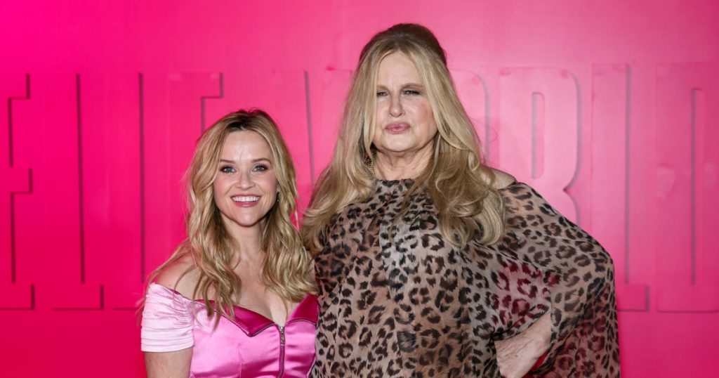 ريس ويذرسبون تجتمع مجددًا مع جينيفر كوليدج وطاقم فيلم “Legally Blonde” في الذكرى الخامسة والعشرين للفيلم