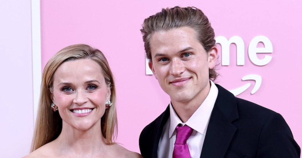 ريس ويذرسبون تصطحب ابنها ديكون فيليب إلى العرض العالمي الأول لفيلم “Legally Blonde” Prequel “Elle”