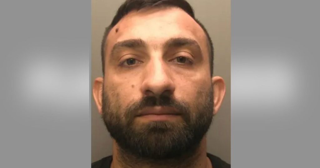 الحكم على رجل بالسجن بعد أن قتل طفلاً صغيراً، 20 شهراً، عن طريق التسبب في حادث سيارة أثناء مشاهدة TikTok