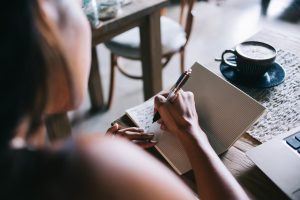 لقد قابلت والدي البيولوجي مرتين فقط، فهل يجب أن أرسل له بطاقة عيد الأب؟