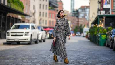 نيويورك، نيويورك - 12 سبتمبر: ترتدي Heart Evangelista أقراطًا ذهبية، وفستانًا متوسط ​​الطول مطبوعًا بنمط مربعات، وحقيبة جلدية بورجوندي من كارولينا هيريرا، وأحذية منصة بطبعات زهور ذهبية، خارج كارولينا هيريرا، خلال أسبوع الموضة في نيويورك، في 12 سبتمبر 2023 في مدينة نيويورك. (تصوير إدوارد بيرثيلوت / غيتي إيماجز)