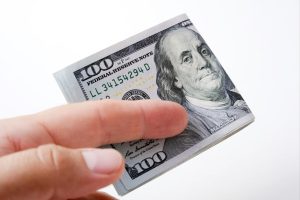 يمنحني أهل زوجي نصف المبلغ الذي يعطونه لأفراد الأسرة الآخرين