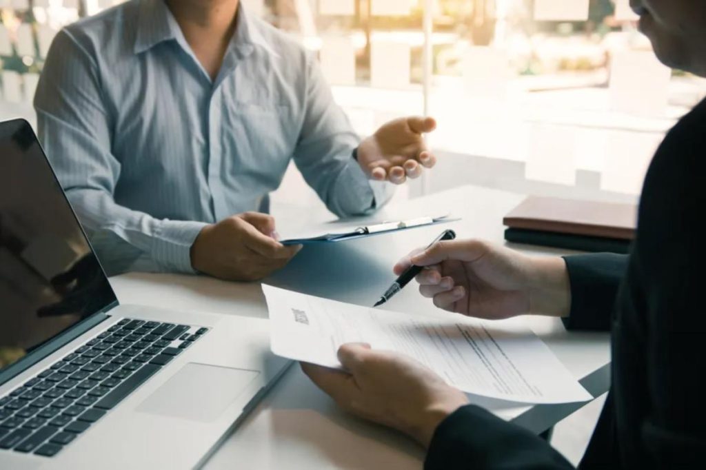 يستخدم الباحث عن عمل أسلوبًا غير مريح للحصول على عرض أعلى بقيمة 12 ألف دولار