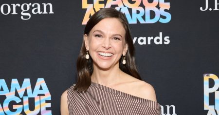 ارتدت Sutton Foster نمط الفستان الخالد الذي يناسب النساء فوق سن 50 عامًا – المظهر الذي يبلغ 46 دولارًا