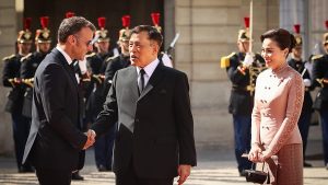 صورة مزيفة للذكاء الاصطناعي تظهر ماكرون راكعًا أمام ملك تايلاند