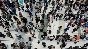 تحلق أثناء الحمل؟ فيما يلي حقوقك في المطار وشركات الطيران التي قد لا تعرف عنها شيئًا