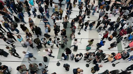 تحلق أثناء الحمل؟ فيما يلي حقوقك في المطار وشركات الطيران التي قد لا تعرف عنها شيئًا