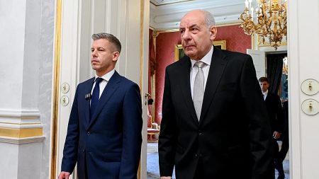 يمكن أن تصوت المجر على الإطاحة بالرئيس في وقت مبكر من الأسبوع المقبل حيث تشكو المعارضة من “الاستبداد”