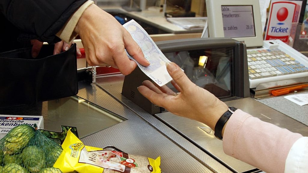 يقول الاستطلاع إن واحداً من كل ثلاثة أوروبيين تقريباً يتوقع انخفاض مستوى المعيشة