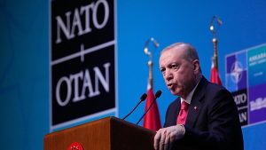 كيف كان رد فعل قادة الناتو على هدية السلاح الناري المتقنة التي قدمها أردوغان؟