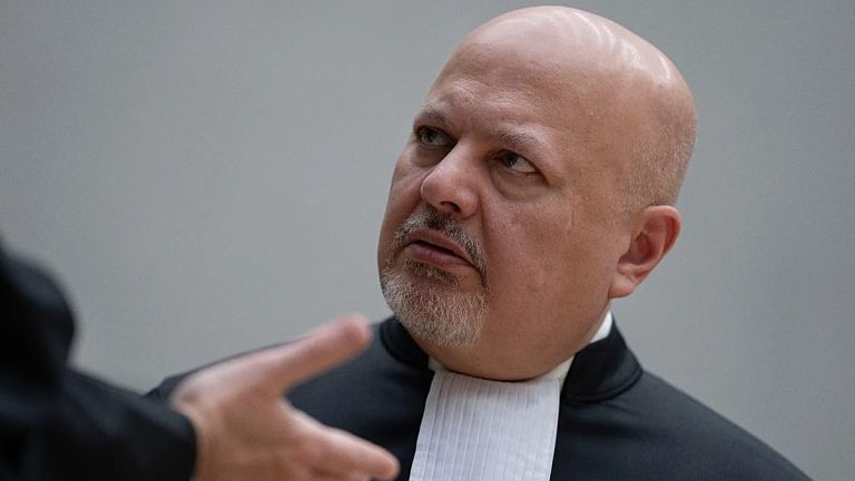 تمت إقالة المدعي العام للمحكمة الجنائية الدولية من منصبه بسبب مزاعم سوء السلوك الجنسي