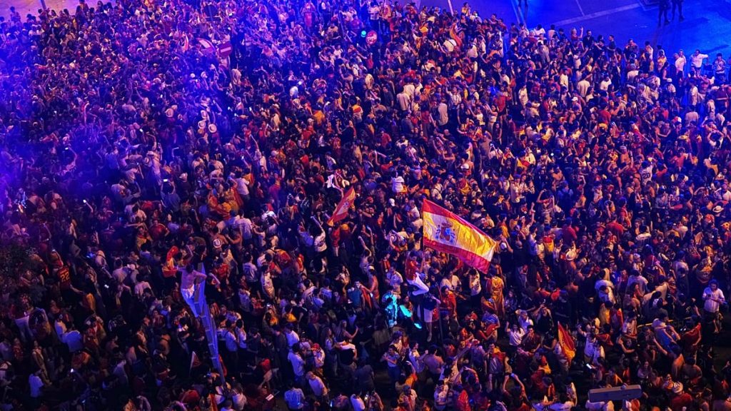 توفي صبي يبلغ من العمر 13 عامًا، إثر انهيار النافورة خلال احتفالات إسبانيا بكأس العالم في سيوداد رودريجو