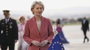 فون دير لاين تتبرع بمسدس أهداه أردوغان للمتحف العسكري