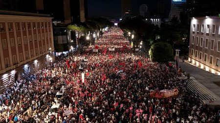 الآلاف يحتشدون في شوارع تيرانا في احتجاجات كبيرة مناهضة للحكومة تسمى “الفلامنجو الوردي”.