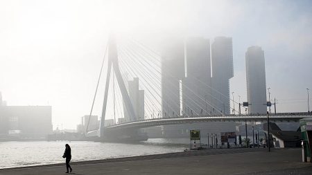 اصطدمت عربتا ترام على جسر إيراسموس في روتردام، ما أدى إلى إصابة 15 شخصا