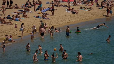 قالت وكالات الأرصاد الجوية إن برشلونة تسجل رقما قياسيا جديدا للحرارة عند 40.5 درجة مئوية