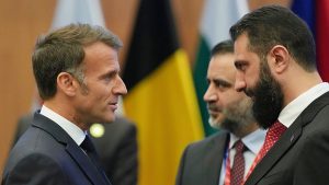 ماكرون يصل إلى سوريا في أول زيارة يقوم بها زعيم أوروبي غربي بعد الأسد