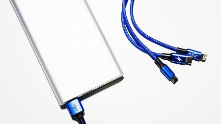 تحلق قريبا؟ تحذر سلطات الطيران من عدم وضع بنوك الطاقة في الأمتعة التي تم فحصها
