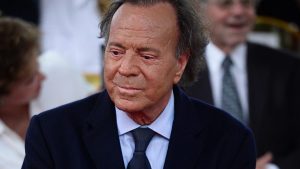 المغني الإسباني خوليو إجليسياس يرفع دعوى قضائية ضد نائبة رئيس الوزراء الإسباني يولاندا دياز ويطالبها بدفع 50 ألف يورو