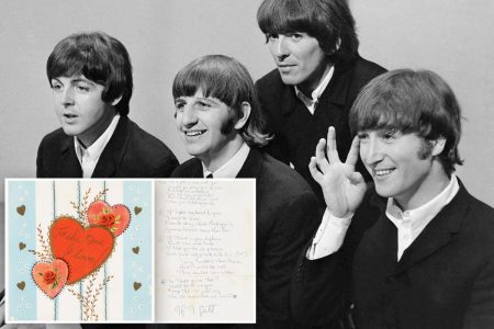 بيعت كلمات أغنية البيتلز المكتوبة بخط اليد لجون لينون، والدعائم السينمائية الشهيرة، بأكثر من 14 مليون دولار في مزاد علني