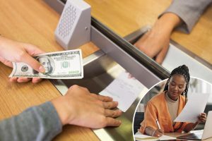 تقدم المجموعة غير الربحية ألف دولار شهريًا للعمال الذين شردوا بسبب الذكاء الاصطناعي