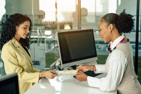 تكلف شركات الطيران الركاب مئات الدولارات من خلال الادعاء بعدم الحضور