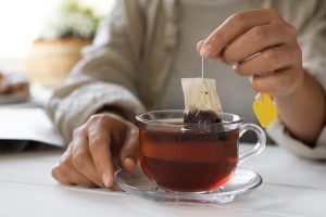 يشتعل الجدل عبر الإنترنت حول أفضل طريقة لنقع أكياس الشاي لتحقيق نجاح أقوى: “تغيير قواعد اللعبة”