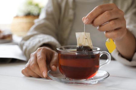 يشتعل الجدل عبر الإنترنت حول أفضل طريقة لنقع أكياس الشاي لتحقيق نجاح أقوى: “تغيير قواعد اللعبة”