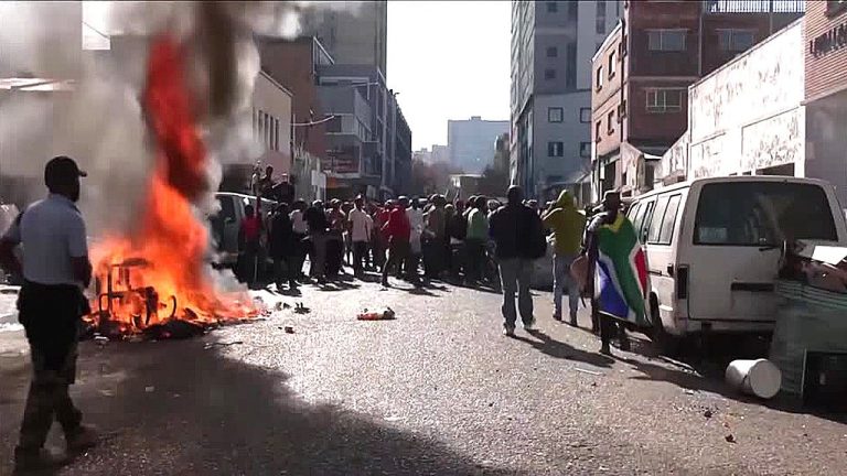 جنوب أفريقيا تنشر الآلاف من رجال الشرطة مع مقتل 4 أشخاص في احتجاجات مناهضة للمهاجرين