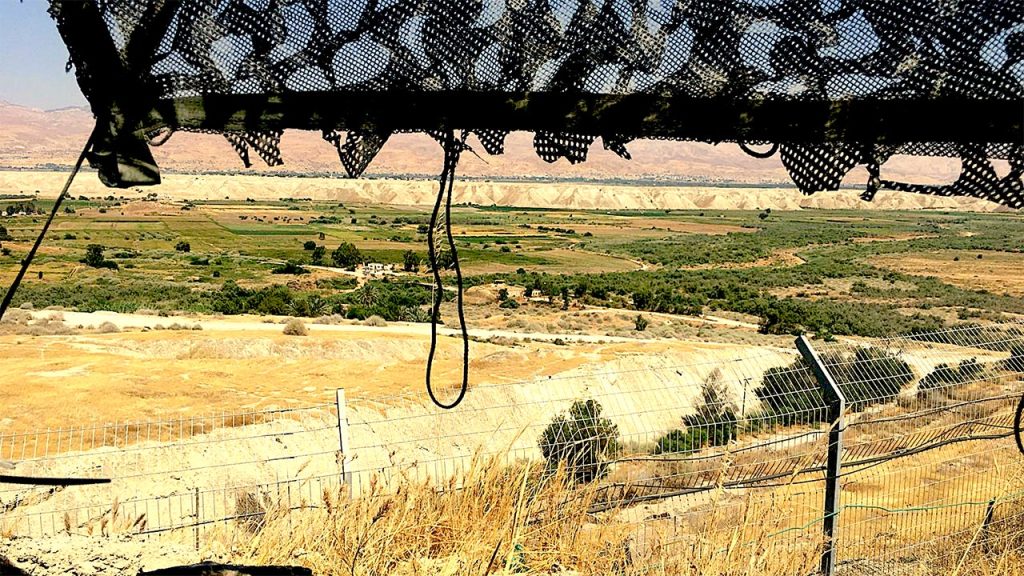 إسرائيل توسع دفاعاتها الحدودية مع الأردن وسط تزايد التهديدات الإرهابية