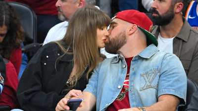 تايلور سويفت وترافيس كيلسي-GettyImages-2277907006
