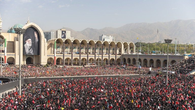 المسؤولون الإيرانيون يطلقون التهديدات بينما يستهدف الجيش الأمريكي الجمهورية الإسلامية مرة أخرى