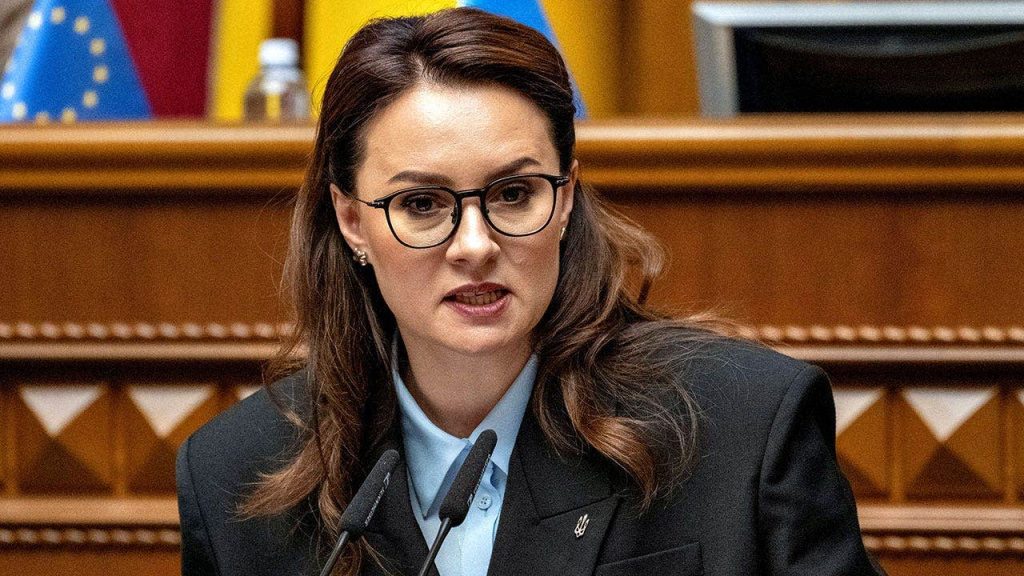 يوليا سفيريدينكو تستقيل من منصبها كرئيسة لوزراء أوكرانيا وسط تعديل وزاري في الحرب