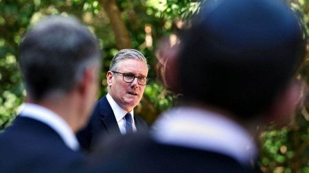 بريطانيا تحظر الحرس الثوري الإيراني بعد أن ألقت باللوم على مجموعة مرتبطة بإيران في استهداف المعابد اليهودية في لندن