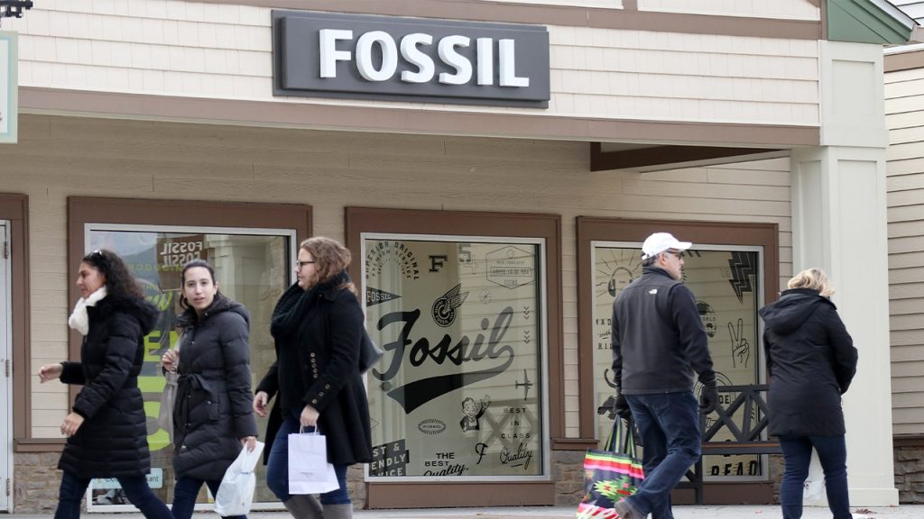 ستغلق شركة Fossil ما يصل إلى 15 متجرًا في عام 2026 حيث تؤدي خطة التحول إلى تقليص بصمة البيع بالتجزئة
