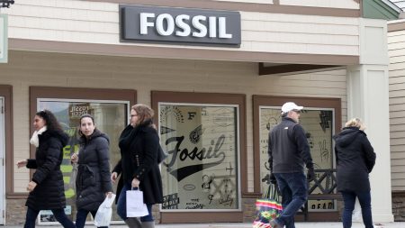 ستغلق شركة Fossil ما يصل إلى 15 متجرًا في عام 2026 حيث تؤدي خطة التحول إلى تقليص بصمة البيع بالتجزئة