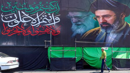يشير ترامب إلى الدبلوماسية الإيرانية مع تزايد الجدل الداخلي حول تغيير النظام