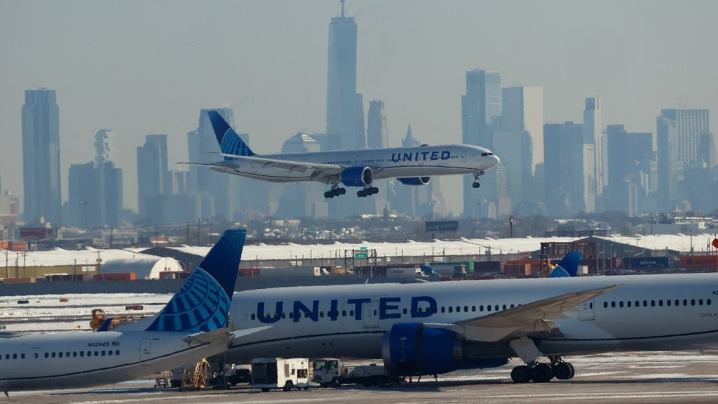 وبحسب ما ورد طرح الرئيس التنفيذي لشركة United عملية الاندماج مع شركة Delta Air Lines