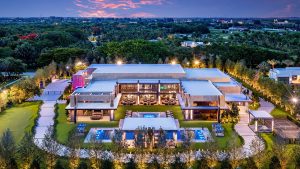داخل “Villa Skyfall” التي تبلغ تكلفتها 85 مليون دولار في مزرعة Stone Creek Ranch المرصعة بالنجوم في فلوريدا