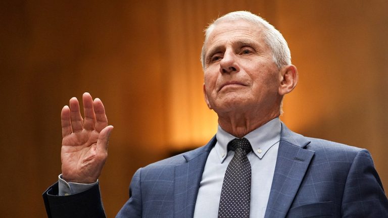يستدعي Fauci التعديل الخامس حيث يطالب هاولي بالجوائز الممولة من دافعي الضرائب