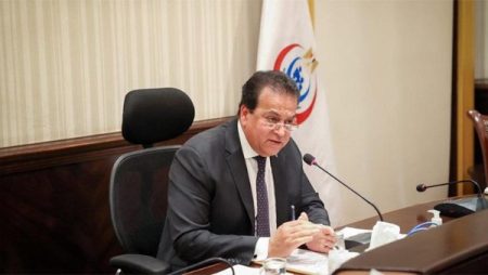 عبدالغفار : الشراكة مع القطاع الخاص لا تعني بيع المستشفيات