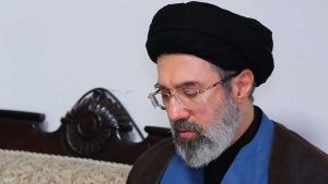 معاريف: اختفاء مجتبى خامنئي يثير تساؤلات داخل إيران بشأن مستقبل النظام