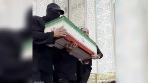 هل هو المرشد الجديد؟.. كشف هوية الرجل المقنع في جنازة علي خامنئي
