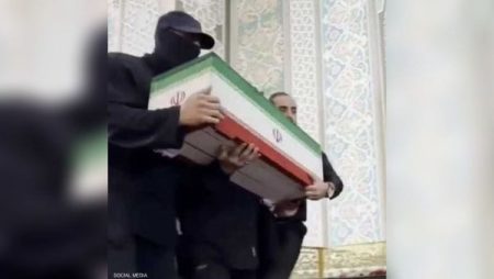 هل هو المرشد الجديد؟.. كشف هوية الرجل المقنع في جنازة علي خامنئي