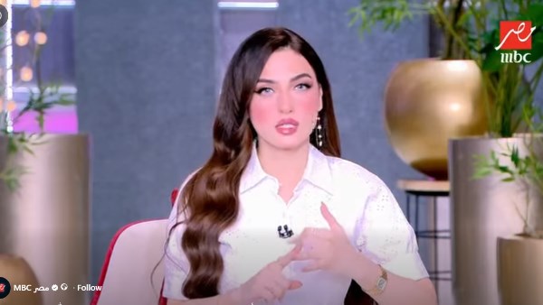 ياسمين عز توجه رسائل طريفة لنجوم منتخب مصر: “شكراً يا أبو مكة.. وحسابنا مع مرموش لما يرجع”