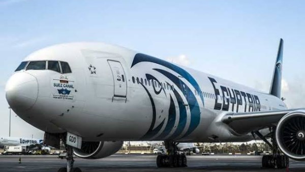قوس من المياه يستقبل طائرة المنتخب لدى وصولها مطار العلمين تقديرًا لمشاركته المشرفة