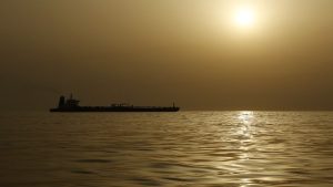 المرور السري.. بلومبرج: بعض السفن توقف أجهزة التتبع عند عبور مضيق هرمز