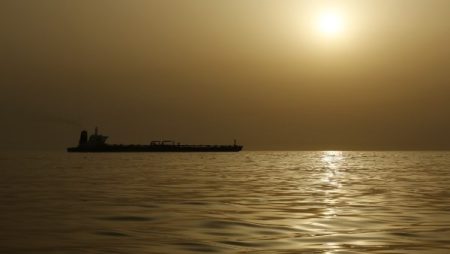 المرور السري.. بلومبرج: بعض السفن توقف أجهزة التتبع عند عبور مضيق هرمز