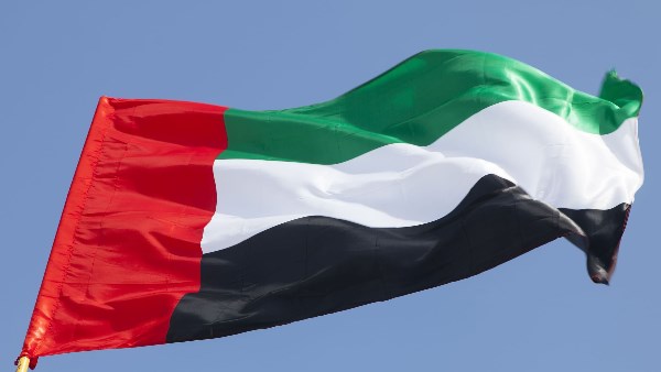الإمارات تدين الهجوم على مراكز حدودية برية ومنصة نفط بحرية في الكويت
